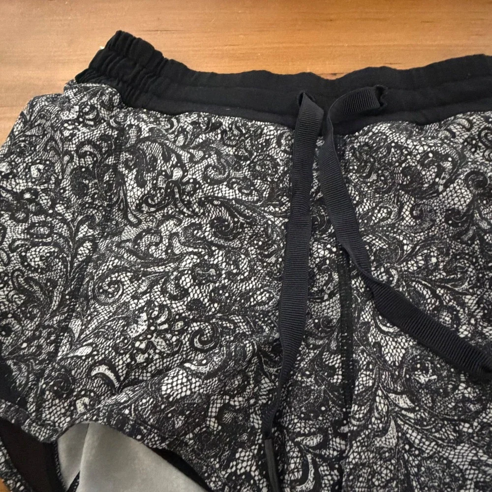 Lululemon Athletica Lace Print Running Shorts‎ Black White Mesh Trim Size 10 Reg